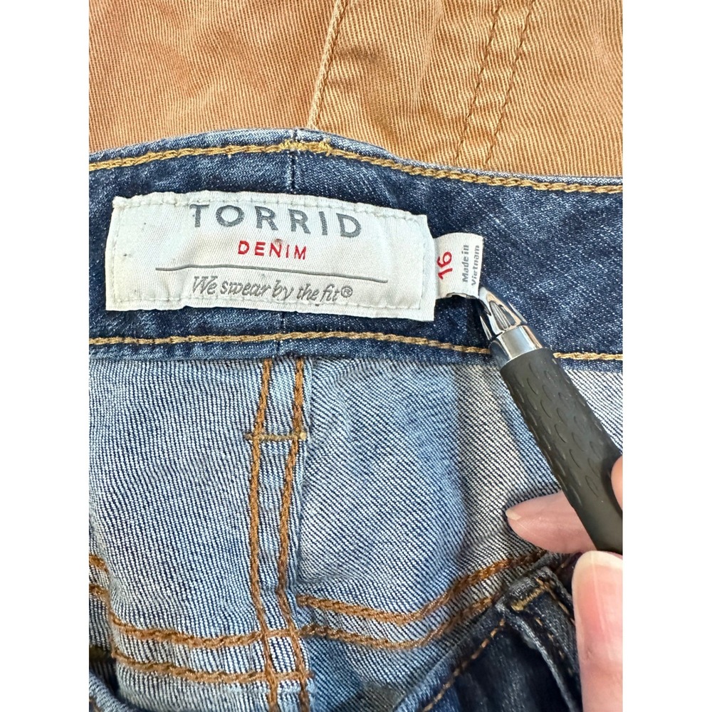 Torrid Denim Shorts Womens 16 Blue Distressed Ripped Frayed Hem Mid Rise - Picture 5 of 7
